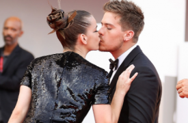 Dylan Sprouse 和女友 Barbara Palvin 在红地毯上分享甜蜜的吻