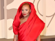 泰莎·汤普森在 2022 年威尼斯电影节上以全红装亮相