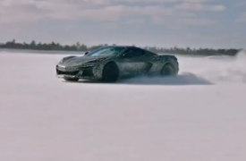 AWD Chevy Corvette E-Ray 在雪地里享受更多休息时间