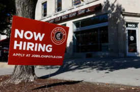 Chipotle 寻求在繁忙的春季月份之前雇用 15,000 名餐厅员工