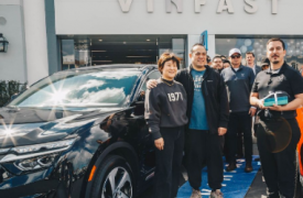 VinFast 向美国客户交付首批 VF8 城市版