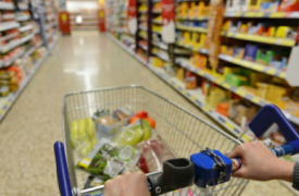 购物者继续转向 Aldi 和 Lidl 因为四大超市的销量下降了 3.9%