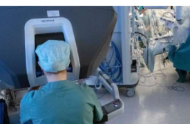 仅靠机器人辅助手术进行子宫移植后的世界首例分娩
