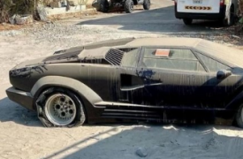 沙漠中发现一辆废弃的兰博基尼超级跑车